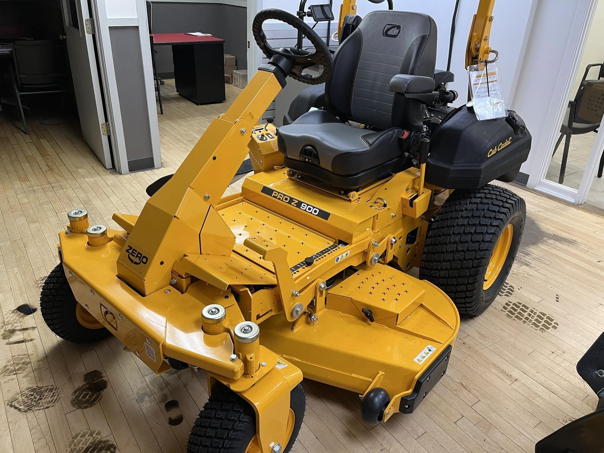 Cub Cadet PRO Z900 Equipment Image0