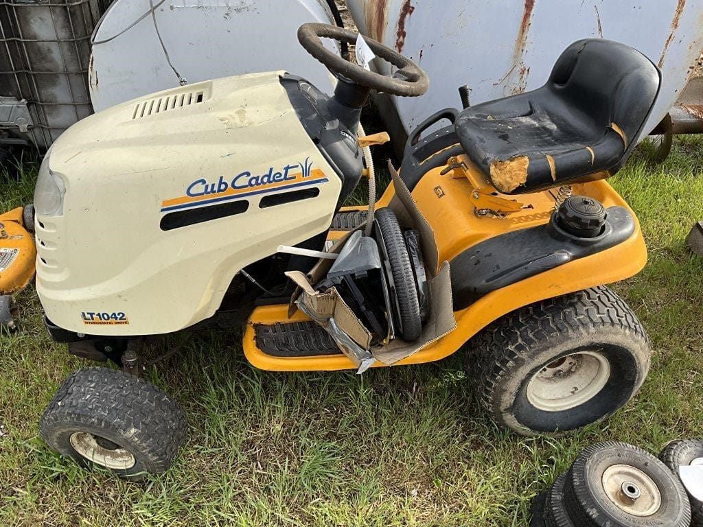 Cub Cadet LT1042 Equipment Image0