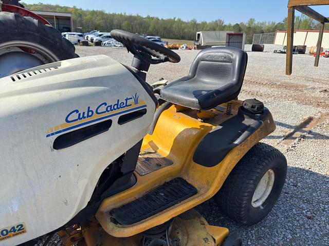 Image of Cub Cadet LT1042 equipment image 2