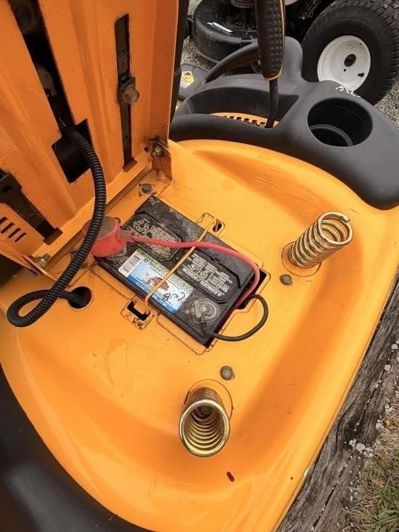 Image of Cub Cadet SLTX1054 equipment image 4