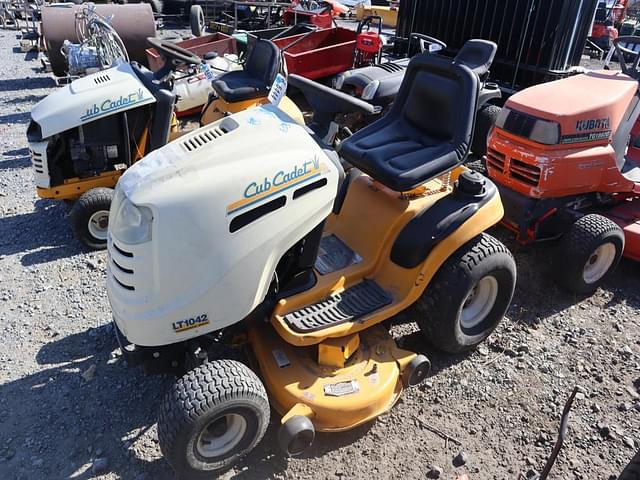 Image of Cub Cadet LT1042 equipment image 3