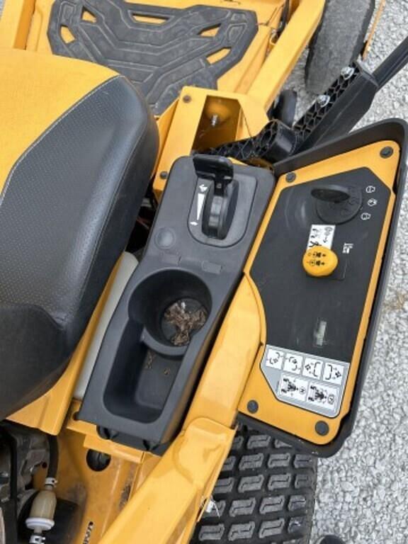 Image of Cub Cadet Ultima ZT1 equipment image 4