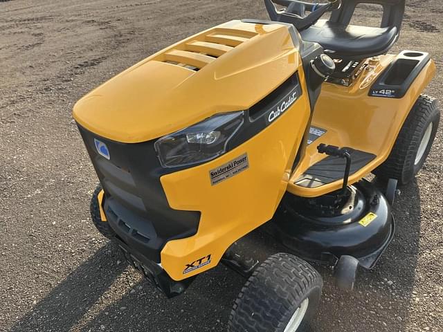 Image of Cub Cadet XT1 LT42 equipment image 4