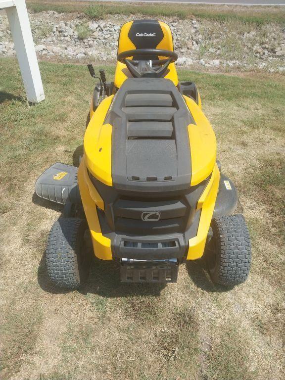 Image of Cub Cadet XT1 LT46 equipment image 1