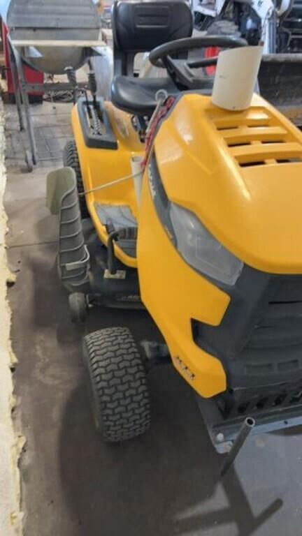 Image of Cub Cadet XT1 LT46 equipment image 3