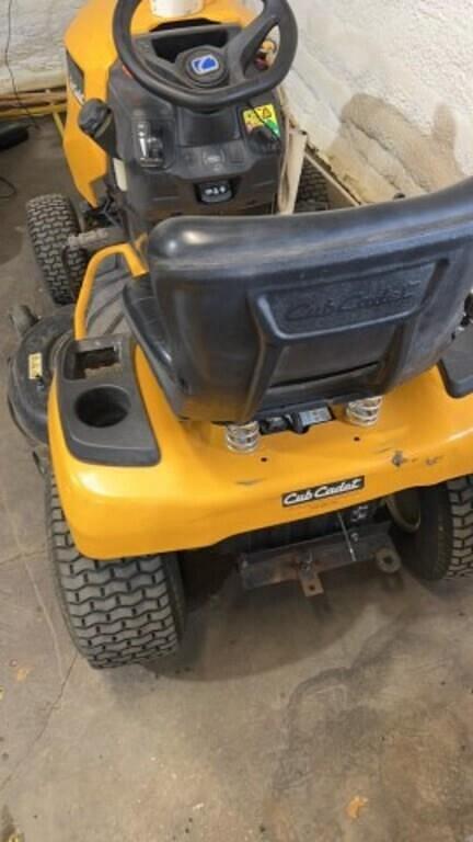 Image of Cub Cadet XT1 LT46 equipment image 4