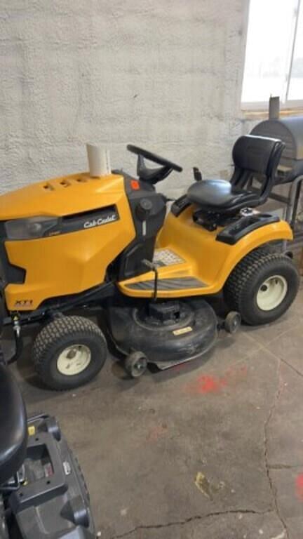 Image of Cub Cadet XT1 LT46 equipment image 1