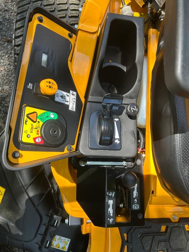 Image of Cub Cadet Ultima ZTS2 equipment image 4