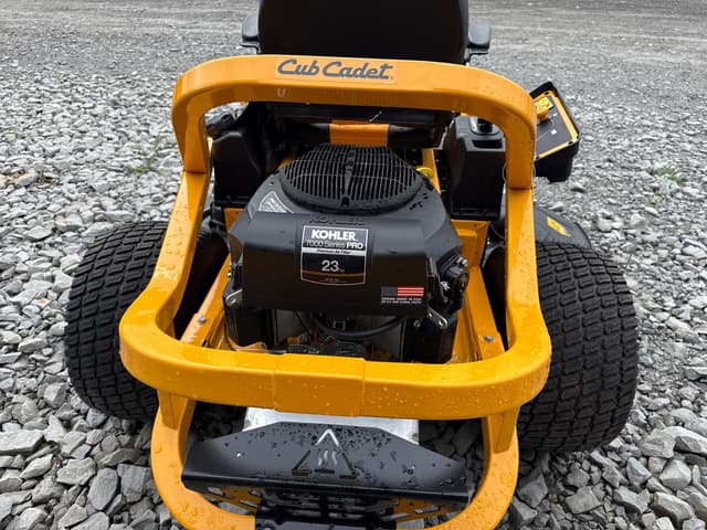 Image of Cub Cadet Ultima ZTS2 equipment image 4