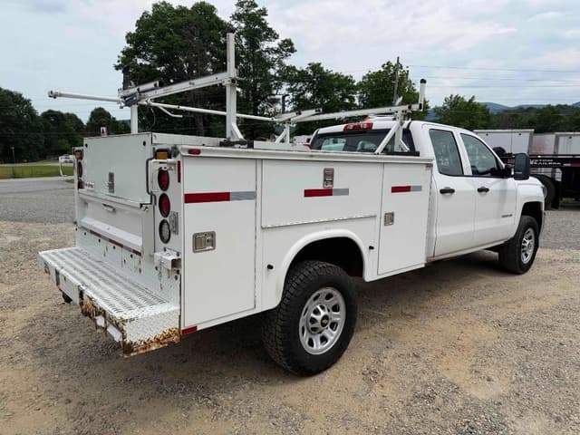 Image of Chevrolet 3500 equipment image 3