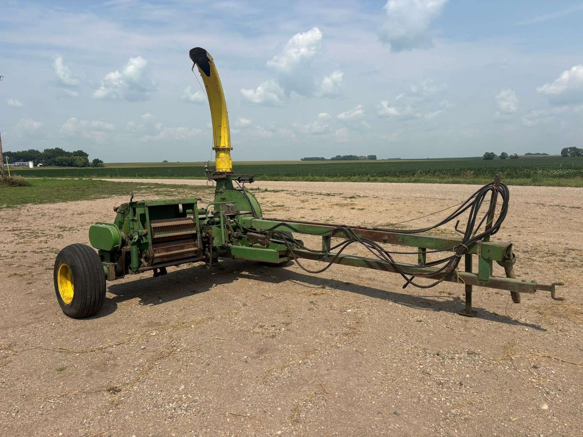 John Deere 3800 Equipment Image0