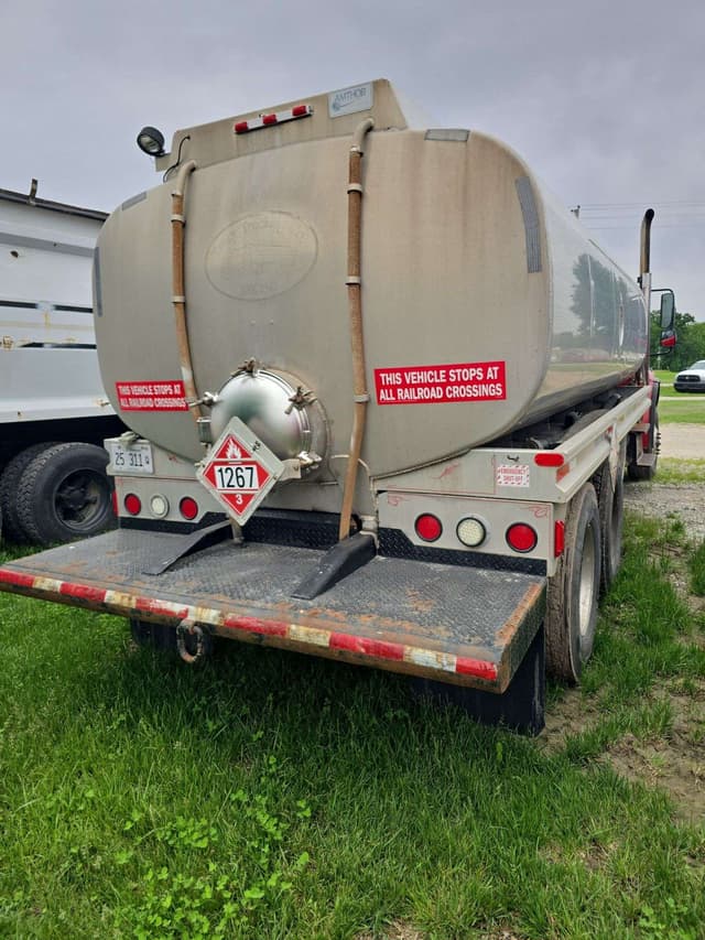 Image of Freightliner M2106 equipment image 3