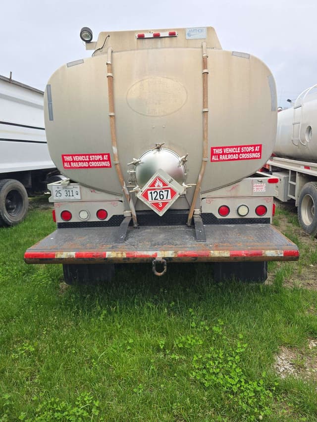 Image of Freightliner M2106 equipment image 4