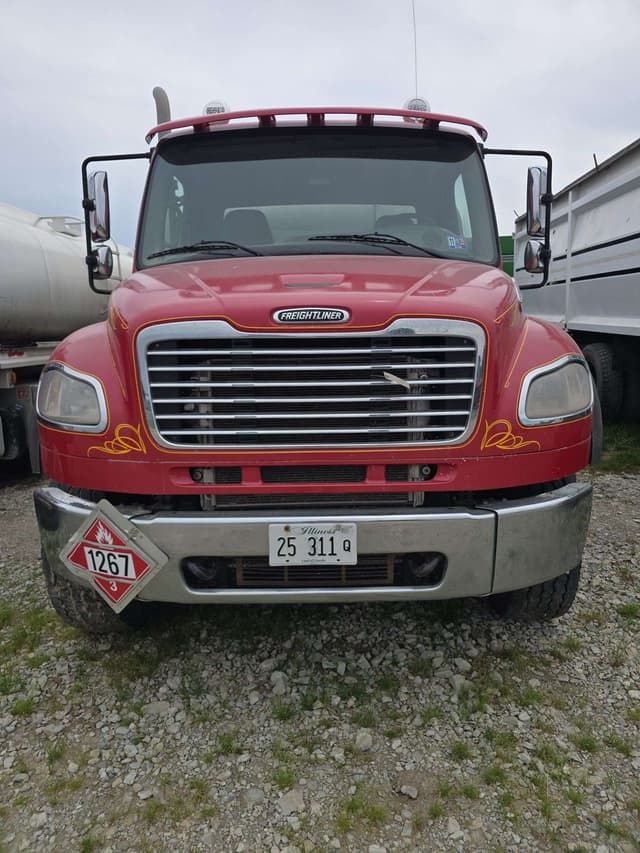 Image of Freightliner M2106 equipment image 1
