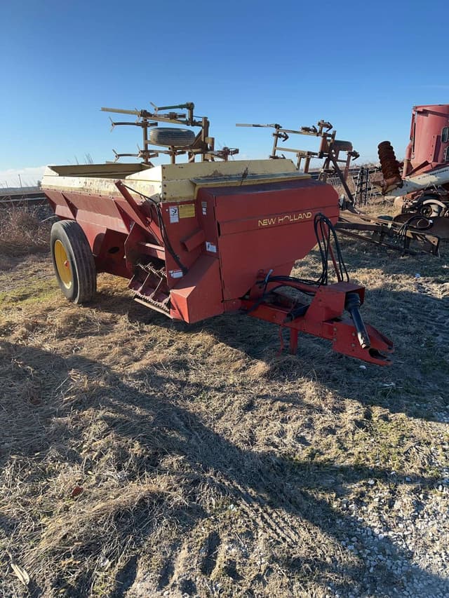 Image of New Holland 305 equipment image 2