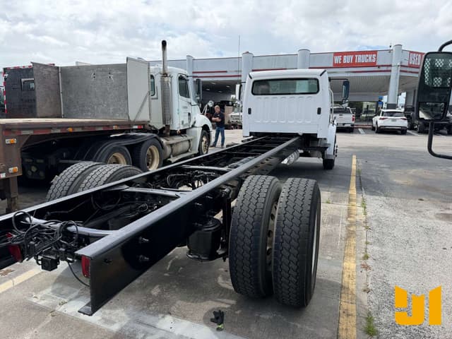 Image of Freightliner M2 equipment image 2