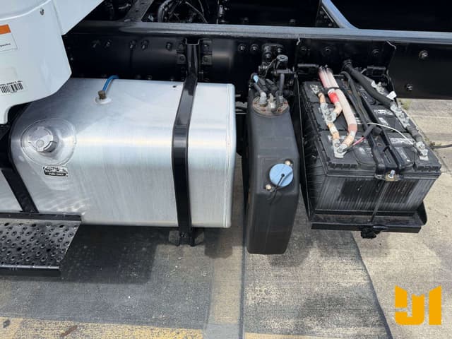 Image of Freightliner M2 equipment image 4