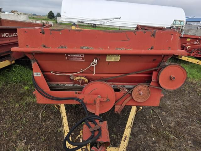Image of New Holland 520 equipment image 4