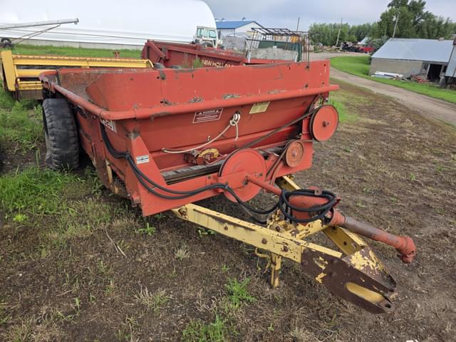 Image of New Holland 520 equipment image 1