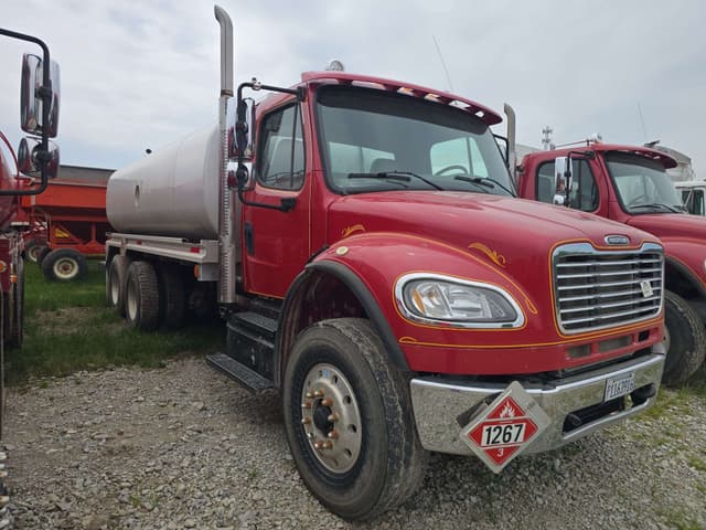 Image of Freightliner M2106 equipment image 2