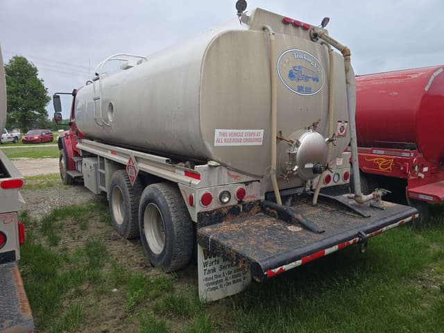 Image of Freightliner M2106 equipment image 4