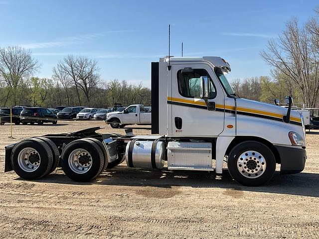 Image of Freightliner Cascadia equipment image 3