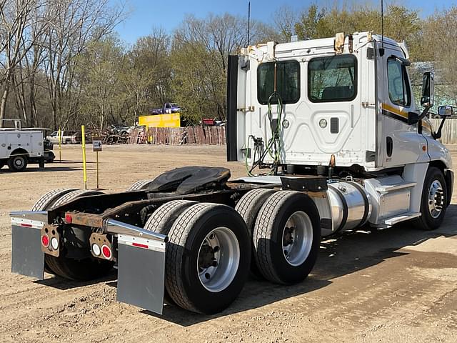 Image of Freightliner Cascadia equipment image 4