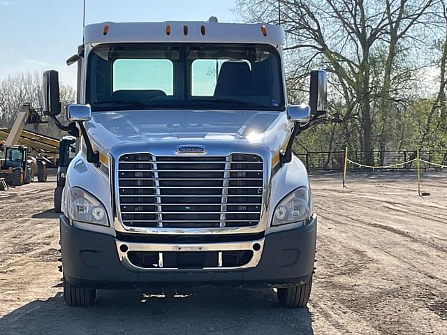 Image of Freightliner Cascadia equipment image 1