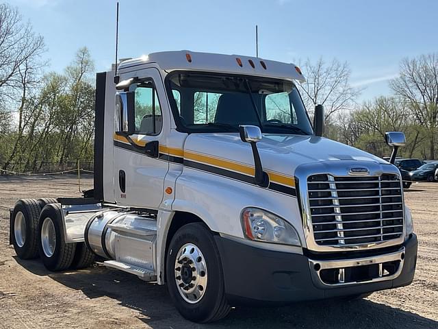 Image of Freightliner Cascadia equipment image 2