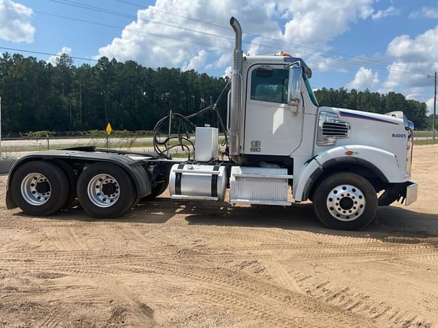 Image of Freightliner SD122 equipment image 3