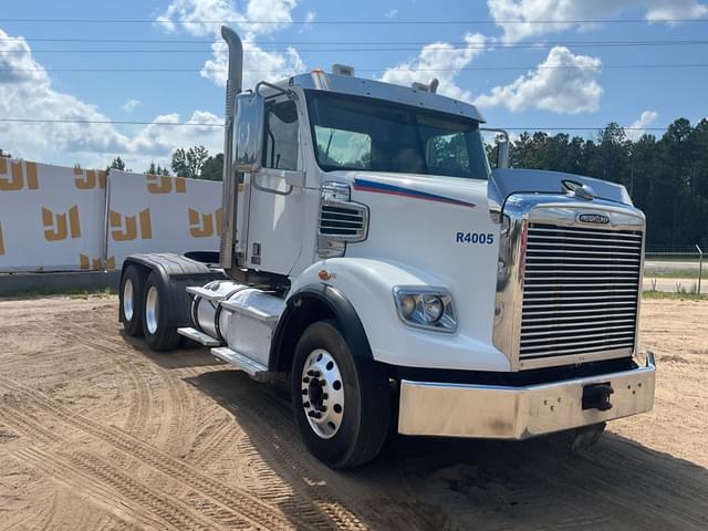 Image of Freightliner SD122 equipment image 2