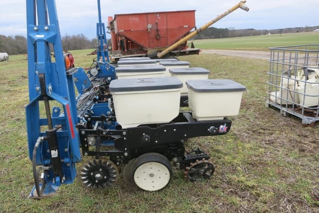 Image of Kinze 3110 equipment image 3