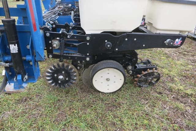 Image of Kinze 3110 equipment image 4