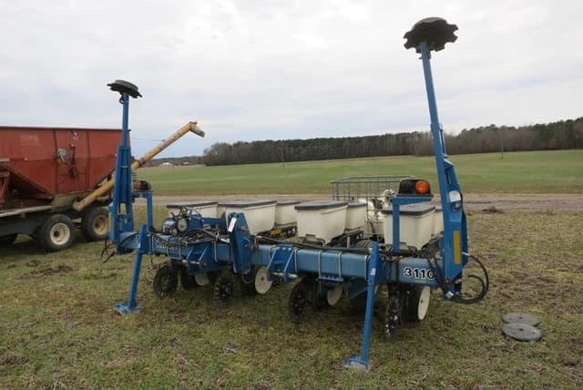 Image of Kinze 3110 equipment image 1