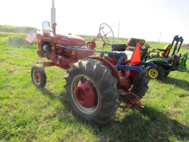 Image of International Harvester 140 equipment image 2