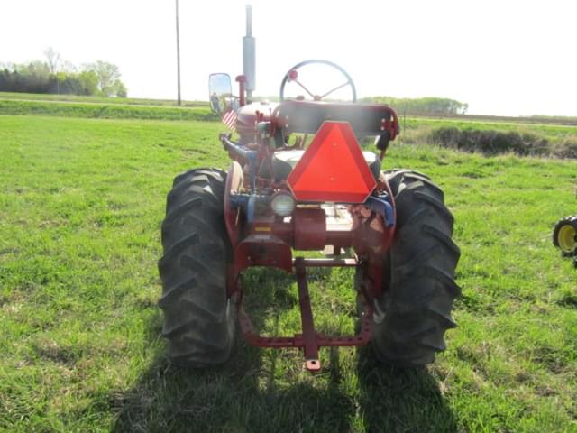 Image of International Harvester 140 equipment image 4