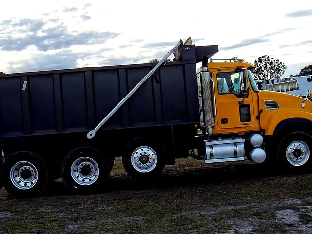 Image of Mack Granite CV713 equipment image 3