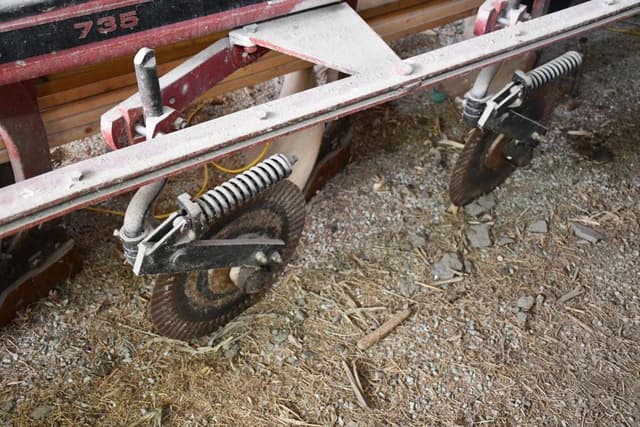 Image of International Harvester 735 equipment image 3