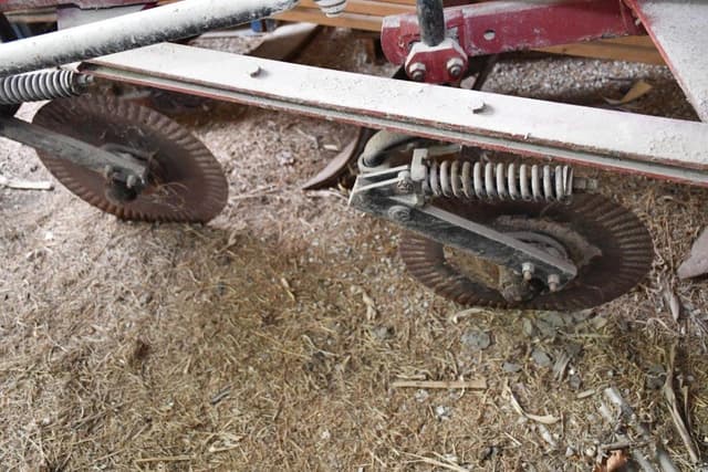 Image of International Harvester 735 equipment image 4