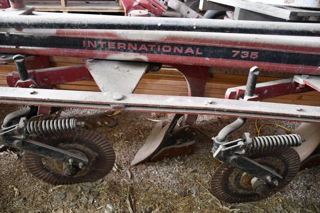 Image of International Harvester 735 equipment image 2