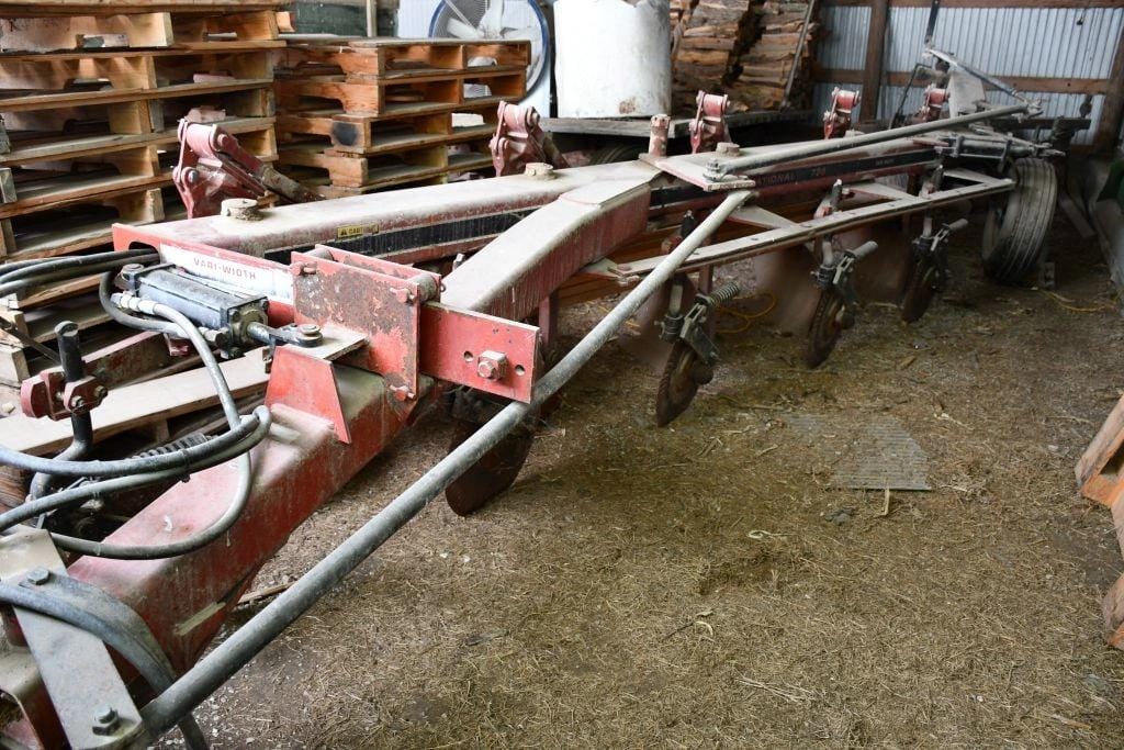 International Harvester 735 Equipment Image0