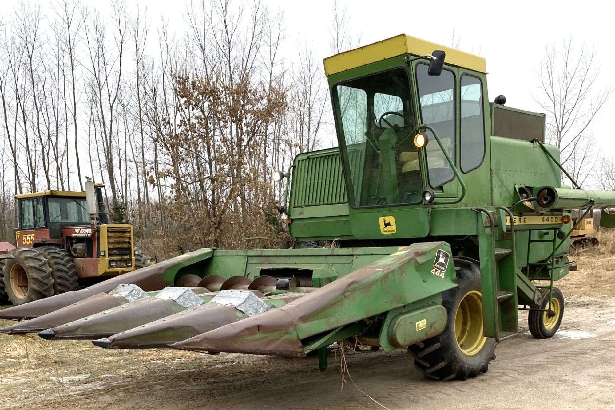 John Deere 4400 Equipment Image0