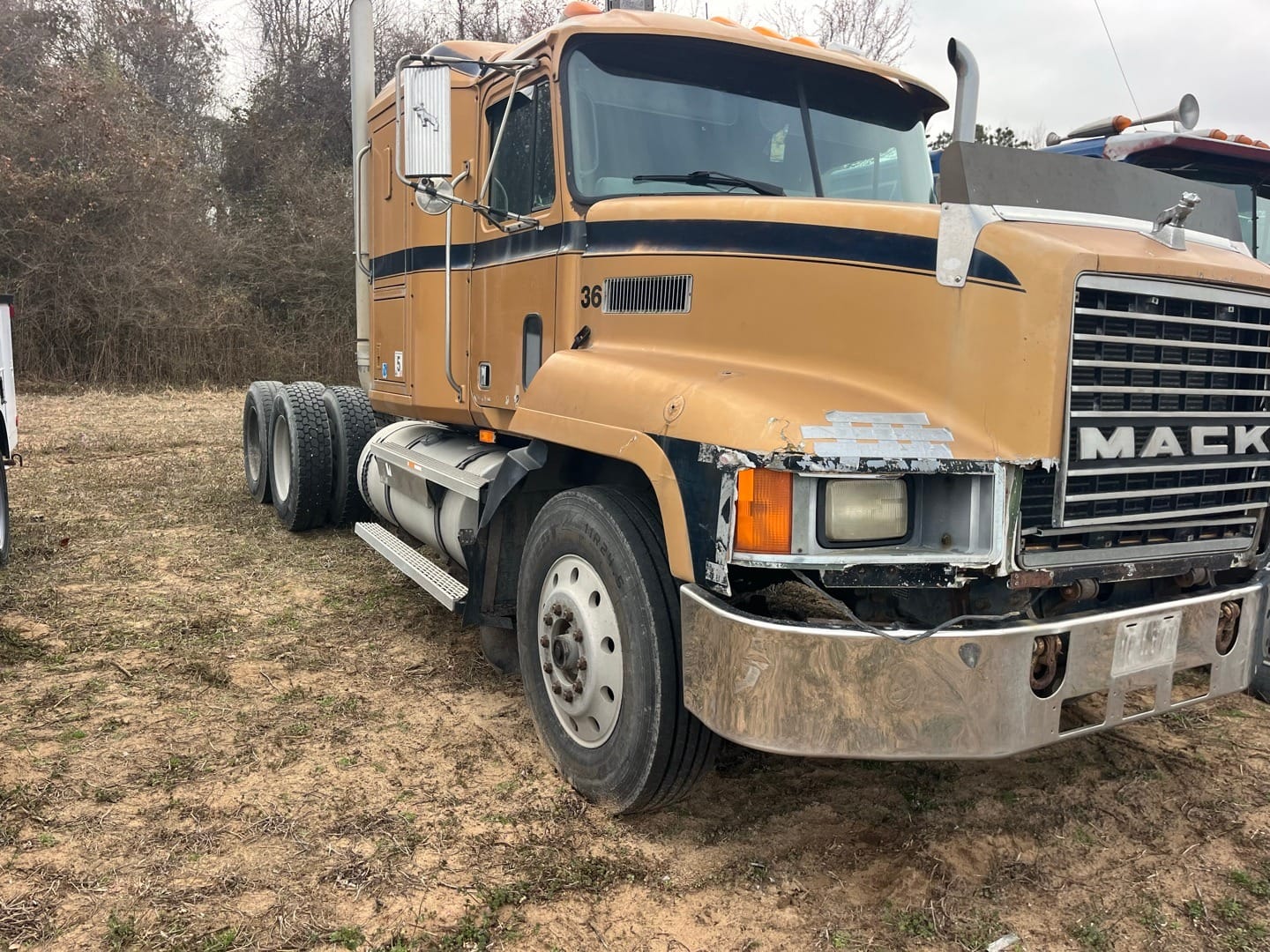 Mack CH600 Equipment Image0