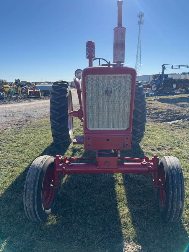 Image of International Harvester 504 equipment image 2
