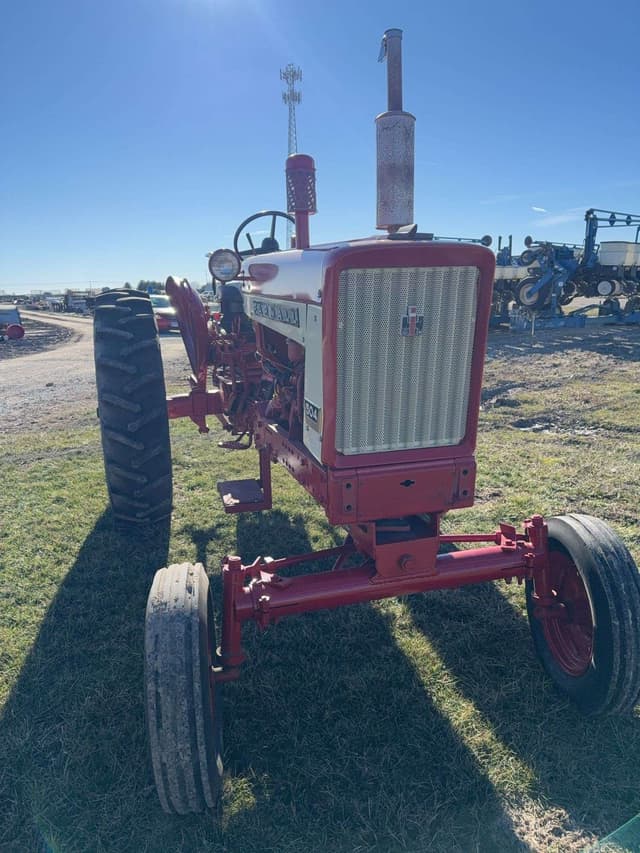 Image of International Harvester 504 equipment image 3