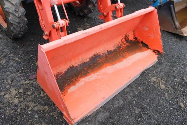 Image of Kubota M7040 equipment image 3