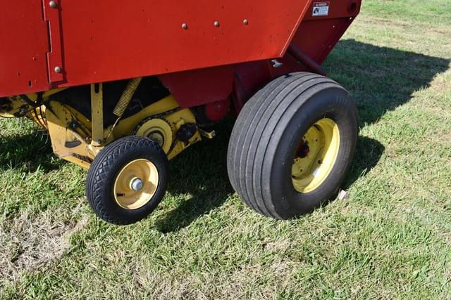 Image of New Holland 660 equipment image 3