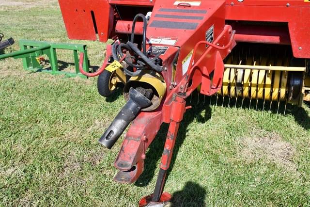 Image of New Holland 660 equipment image 1