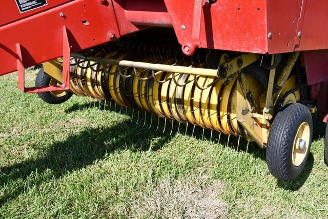 Image of New Holland 660 equipment image 2