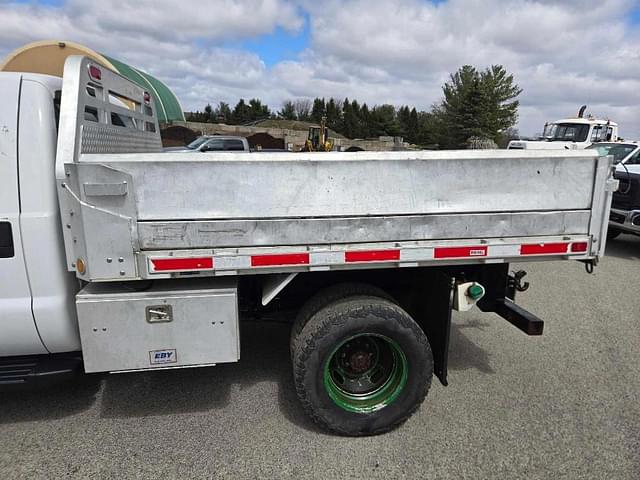 Image of Ford F-350 equipment image 2
